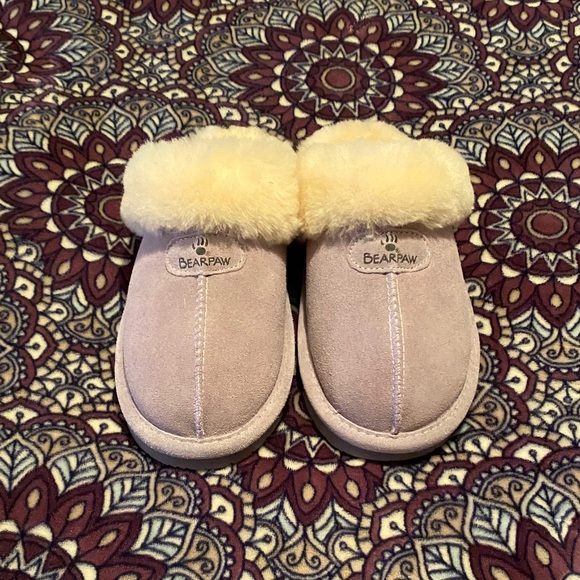 Bear paw Slippers
Size US 8
Soft & Fluffy - Picture 1 of 3